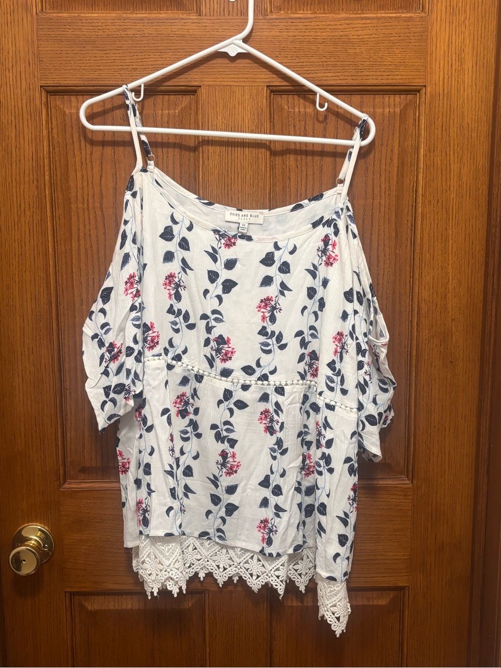 Skies Are Blue Curvy White Cold-Shoulder Floral Lace-Hem Top. Sz 2X